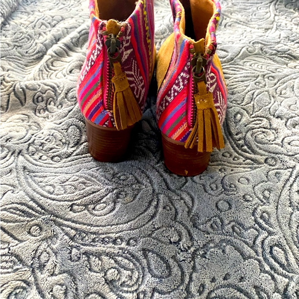Short suede boots by Tom.